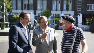 OB Kufen und Ministerpräsident Laschet sprechen mit einem als Clown verkleideten Mann