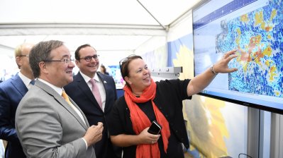 Ministerpräsident Armin Laschet und Umweltministerin Ursula Heinen-Esser schauen an einem Bildschirm auf eine Klimakarte