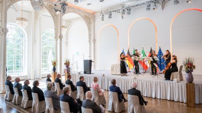 Ministerpräsident Armin Laschet zeichnet 13 Bürgerinnen und Bürger mit dem Verdienstorden des Landes Nordrhein-Westfalen aus