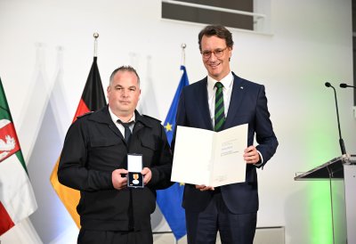 Ministerpräsident Hendrik Wüst verleiht 14 Personen die Rettungsmedaille des Landes Nordrhein-Westfalen