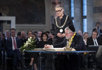 Ministerpräsident Hendrik Wüst gratuliert Pinchas Goldschmidt, Preisträger des Internationalen Karlspreis zu Aachen 2024