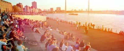 Menschen am Rheinufer bei Sonnenuntergang, Burgplatz Düsseldorf