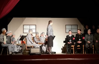 Junges Ensemble aus Nordrhein-Westfalen führt Theaterstück „Zeitspiel – Das Mädchenorchester von Auschwitz“ in Paris auf 