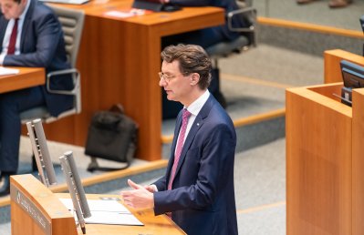 Ministerpräsident Hendrik Wüst spricht am Rednerpult