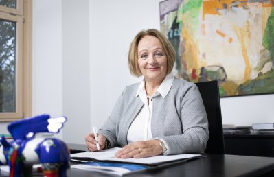 phb Sabine Leutheusser-Schnarrenberger, lächelnd, Schreibtisch (2021)