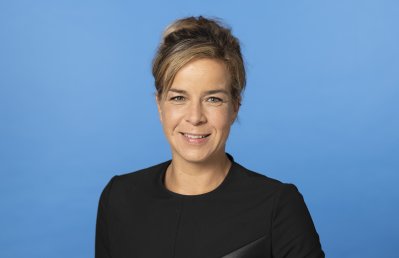 PHB Neubaur, Mona - lächelnd, blauer Hintergrund (2022)
