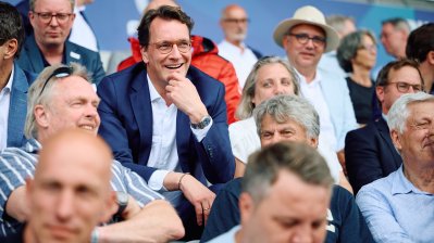 MP Wüst sitzt im Publikum