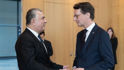 Ministerpräsident Hendrik Wüst trifft den türkischen Botschafter Ahmet Basar Sen und trägt sich in Kondolenzbuch für Opfer der Erdbeben ein