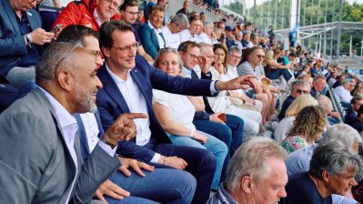 Gespräche im Publikum