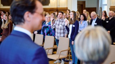 Ministerpräsident Wüst und Schulministerin Feller begrüßen in Düsseldorf mehr als 100 neue Lehramtsanwärterinnen und Lehramtsanwärter