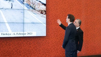 Ministerpräsident Hendrik Wüst trifft den türkischen Botschafter Ahmet Basar Sen und trägt sich in Kondolenzbuch für Opfer der Erdbeben ein