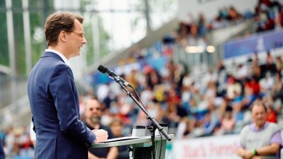 MP Wüst hält ein Grußwort