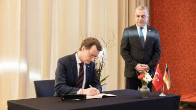 Ministerpräsident Hendrik Wüst trifft den türkischen Botschafter Ahmet Basar Sen und trägt sich in Kondolenzbuch für Opfer der Erdbeben ein