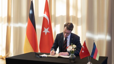 Ministerpräsident Hendrik Wüst trifft den türkischen Botschafter Ahmet Basar Sen und trägt sich in Kondolenzbuch für Opfer der Erdbeben ein