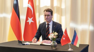 Ministerpräsident Hendrik Wüst trifft den türkischen Botschafter Ahmet Basar Sen und trägt sich in Kondolenzbuch für Opfer der Erdbeben ein