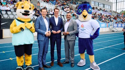 Gruppenfoto mit 2 Maskottchen