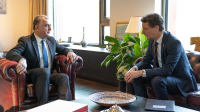 Ministerpräsident Hendrik Wüst trifft den türkischen Botschafter Ahmet Basar Sen und trägt sich in Kondolenzbuch für Opfer der Erdbeben ein