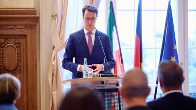 Ministerpräsident Wüst und Schulministerin Feller begrüßen in Düsseldorf mehr als 100 neue Lehramtsanwärterinnen und Lehramtsanwärter