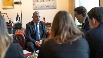 Ministerpräsident Hendrik Wüst trifft den türkischen Botschafter Ahmet Basar Sen und trägt sich in Kondolenzbuch für Opfer der Erdbeben ein