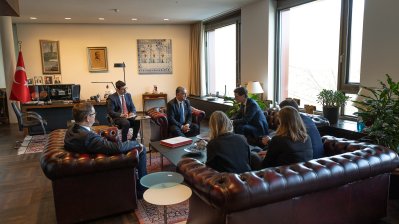 Ministerpräsident Hendrik Wüst trifft den türkischen Botschafter Ahmet Basar Sen und trägt sich in Kondolenzbuch für Opfer der Erdbeben ein