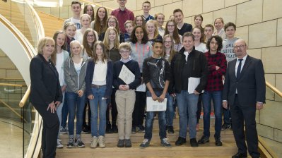 Ministerpräsidentin Hannelore Kraft begrüßt Schülergruppe aus Bocholt