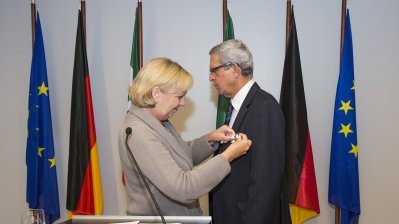 Ministerpräsidentin Hannelore Kraft überreicht Landesverdienstorden an Gershon Gelman,