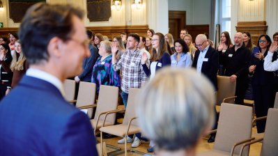 Ministerpräsident Wüst und Schulministerin Feller begrüßen in Düsseldorf mehr als 100 neue Lehramtsanwärterinnen und Lehramtsanwärter