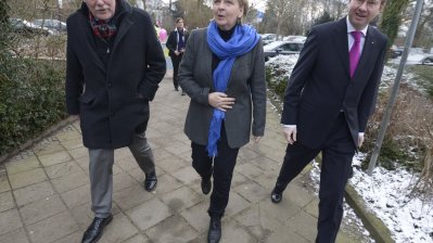 Das Bild zeigt Ministerpräsidentin Kraft gehend in der Mitte des Bildes in Begleitung des Warendorfer Bürgermeisters Jochen Walter (links im Bild) und von Landrat Dr. Olaf Gericke (rechts im Bild)