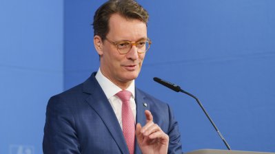 Ministerpräsident Hendrik Wüst beantwortet Fragen am Rednerpult