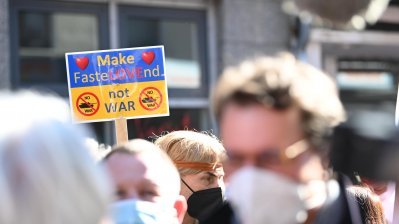 Ministerpräsident Hendrik Wüst nimmt an einer Friedensdemonstration in Köln teil