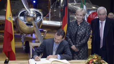 S. M. König Felipe VI von Spanien beim Eintrag in das Gästebuch der Landesregierung. Rechts im Bild: S.E. Herr José Manuel García Margallo y Marfil, Minister für Auswärtige Angelegenheiten und Zusammenarbeit.