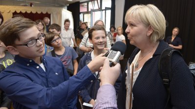 Ministerpräsidentin Kraft wird von jugendlichen Reportern befragt