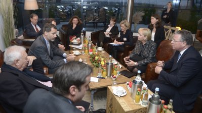 S. M. König Felipe VI von Spanien im Gespräch mit Ministerpräsidentin Hannelore Kraft am Flughafen Paderborn.