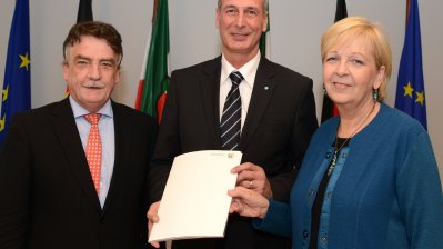 Thomas Gehring, Leiter „Bürgerdienste“ der Stadt Halver, im Kreise von Bauminister Michael Groschek und Ministerpräsidentin Hannelore Kraft.