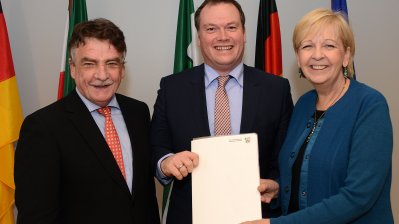 Jan Nesselrath, Bürgermeister von Meinerzhagen, im Kreise von Bauminister Michael Groschek und Ministerpräsidentin Hannelore Kraft.