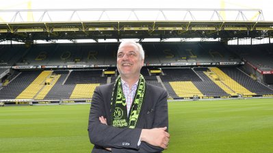 Minister Duin steht auf dem Rasen