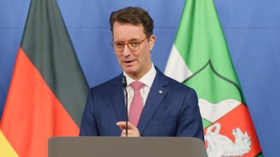 Ministerpräsident Hendrik Wüst beantwortet Fragen am Rednerpult