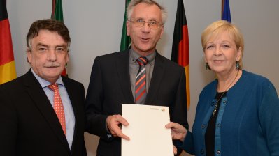 Reinhard Voss, Kämmerer aus Schalksmühle, nimmt in Vertretung von Bürgermeister Jörg Schönenberg von Bauminister Michael Groschek und Ministerpräsidentin Hannelore Kraft den Förderbescheid entgegen.