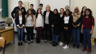 Gruppenfoto mit Schülerinnen, Schülern und Lehrer