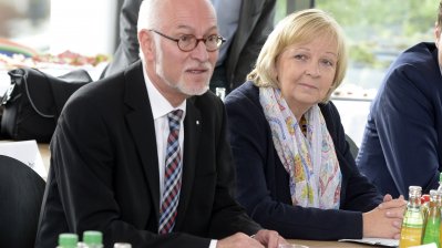 Elmar Weiler und Ministerpräsidentin Kraft sitzen an einem Tisch während Herr Weiler spricht