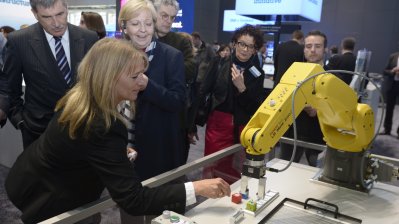 Ministerpräsidentin Hannelore Kraft informiert am Stand von IBM auf der CeBIT 2015