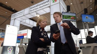Ministerpräsidentin Hannelore Kraft informiert sich auf der CeBIT 2015