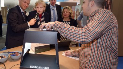 Ministerpräsidentin Hannelore Kraft, Wirtschaftsminister Garrelt Duin und Innovationssministerin Svenja Schulze informieren sich auf der CeBIT 2015