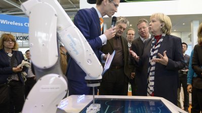 Ministerpräsidentin Hannelore Kraft informiert am Stand der Firma ZTE auf der CeBIT 2015