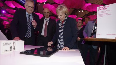 Ministerpräsidentin Hannelore Kraft informiert sich am Stand der Telekom auf der CeBIT 2015