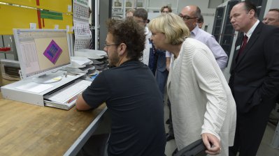 Ministerpräsidentin Kraft betrachtet ein 3D-Modell auf einem Monitor