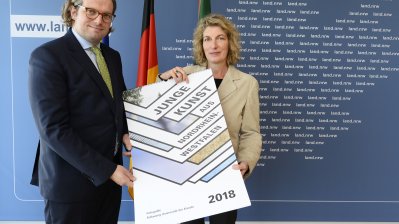 Staatskanzlei und Folkwang Universität der Künste Essen stellen den Fotografie-Kalender 2018 vor