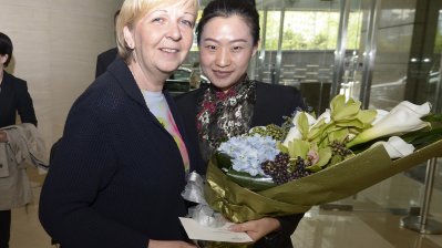 Ministerpräsidentin Hannelore Kraft wird von einer Mitarbeiterin mit einem Blumenstrauss im Regent Hotel in Peking empfangen