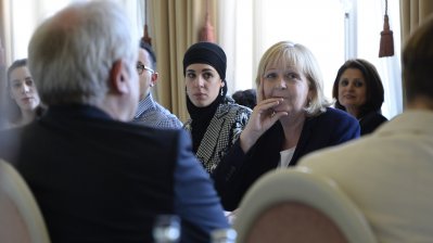 Ministerpräsidentin Kraft am Tisch im Gespräch mit den Gästen