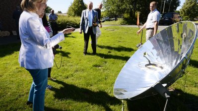 Ministerpräsidentin Hannelore Kraft bedient eine Reflektor-Schüssel